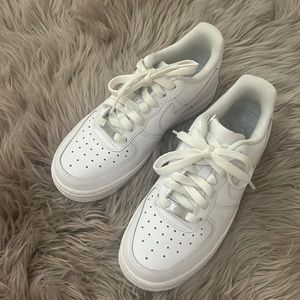 Nike air forces only worn a couple of times great great condition!